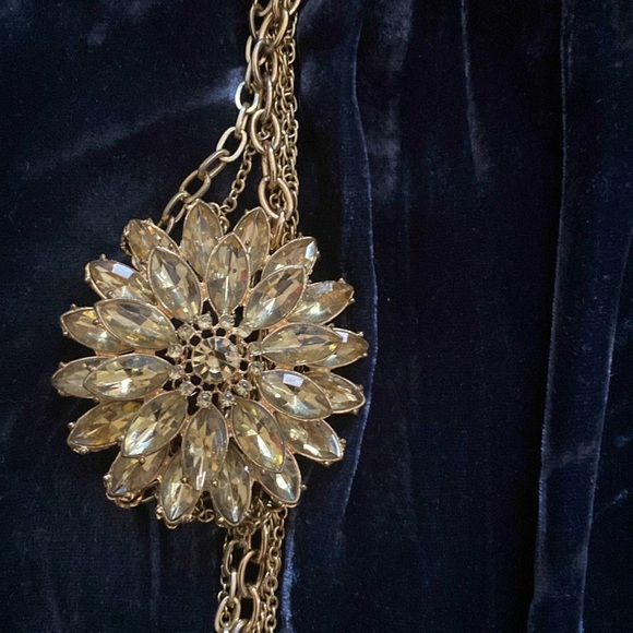 Offset flower brooch necklace - Picture 2 of 3